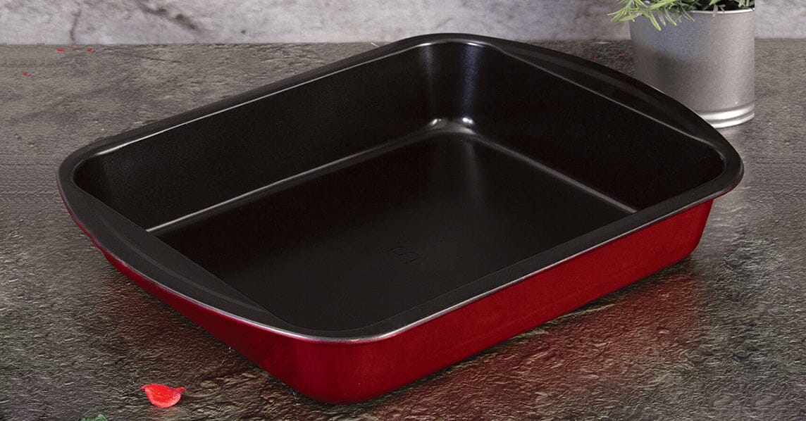THE OBLONG BAKING PAN: WHY YOUR KITCHEN NEEDS ONE